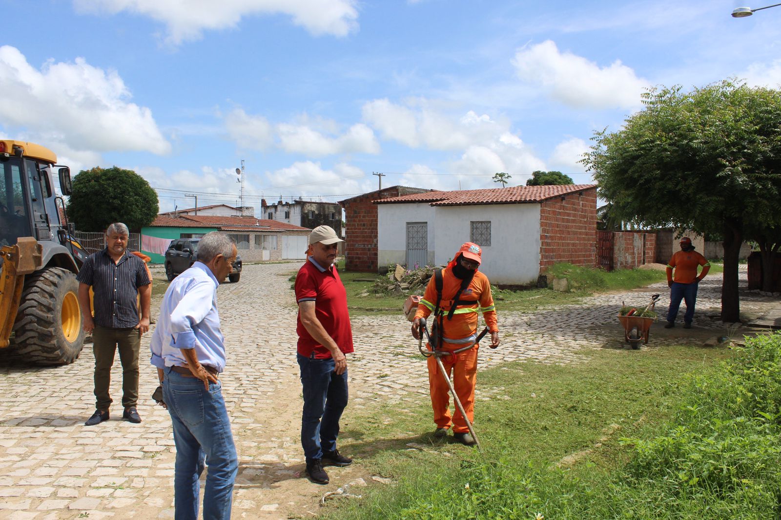 Chefe do Executivo acompanha as atividades de limpeza urbana em Arapuá