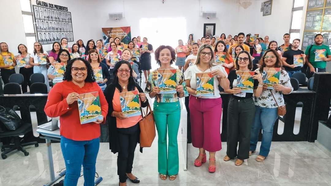Professores participam de formação sobre o livro ”Ipanguaçu Cidade da Gente”