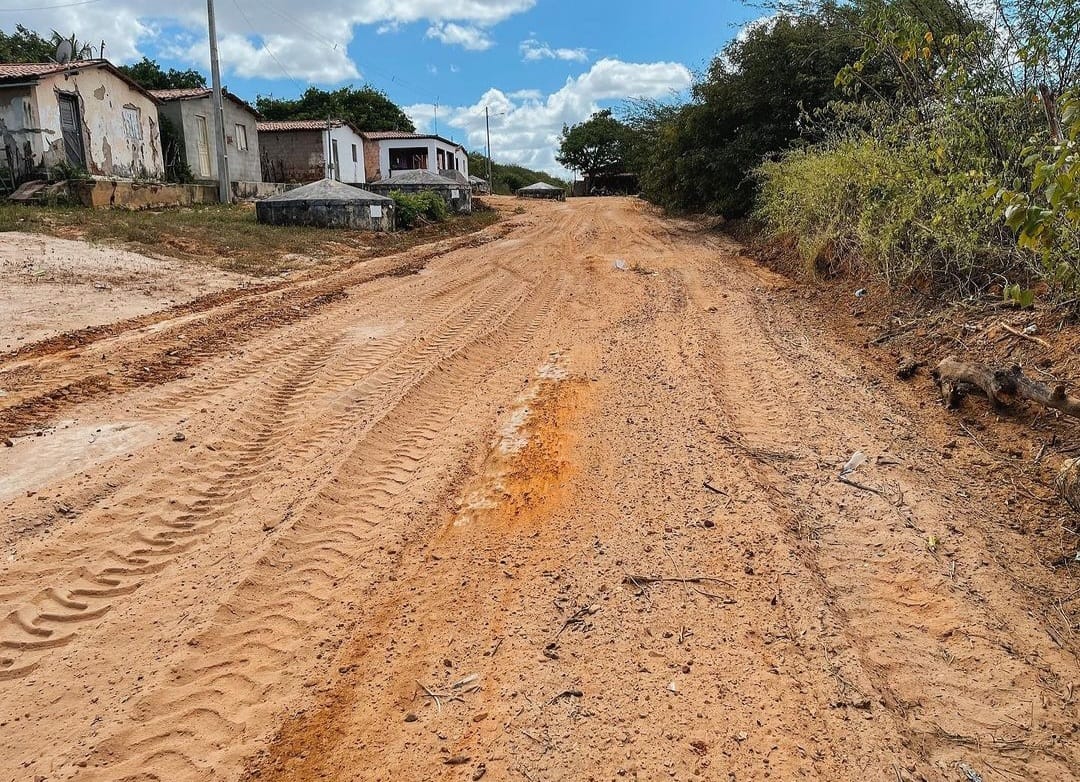 Prefeitura revitaliza estrada vicinal da comunidade de Tira-Fogo