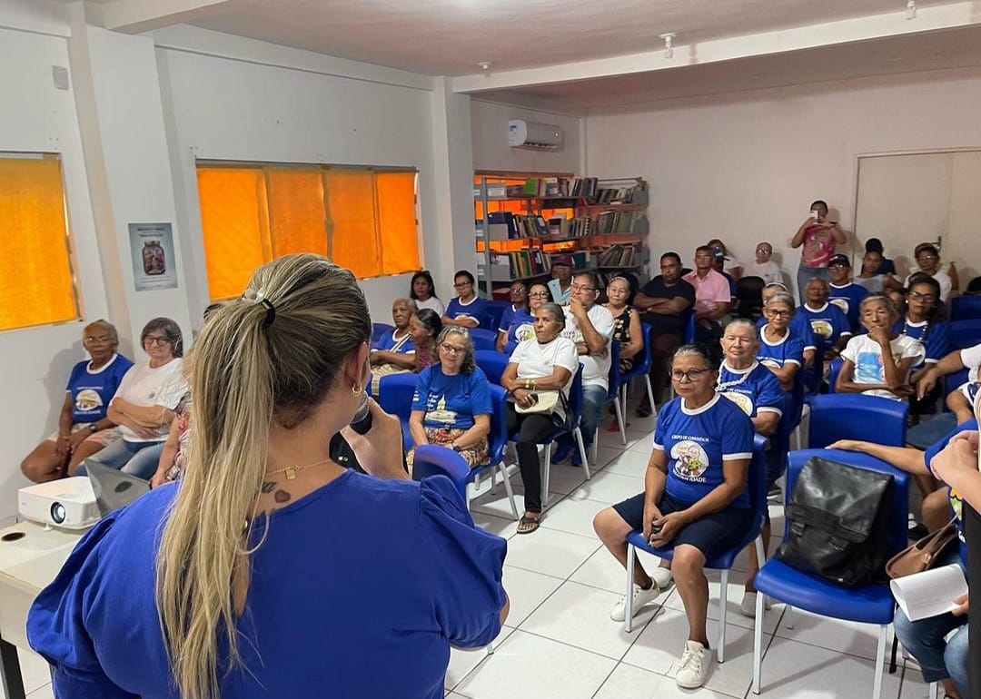 Assistência Social e Cultura promovem cinema itinerante com grupo de idosos do CRAS