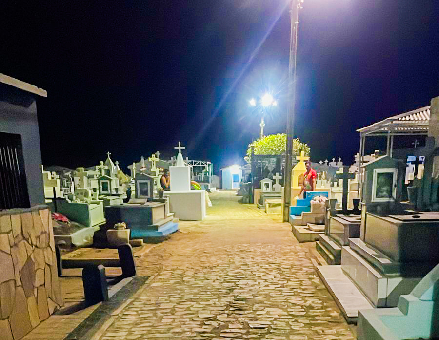 Cemitério Municipal de Ipanguaçu recebe manutenção em preparação para o Dia de Finados 