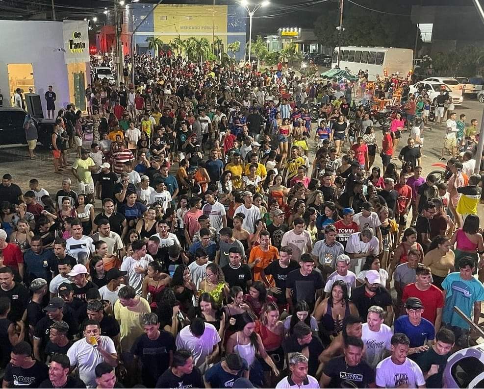 Equipe campeã do Campeonato de Blocos arrasta multidão pelas ruas de Ipanguaçu